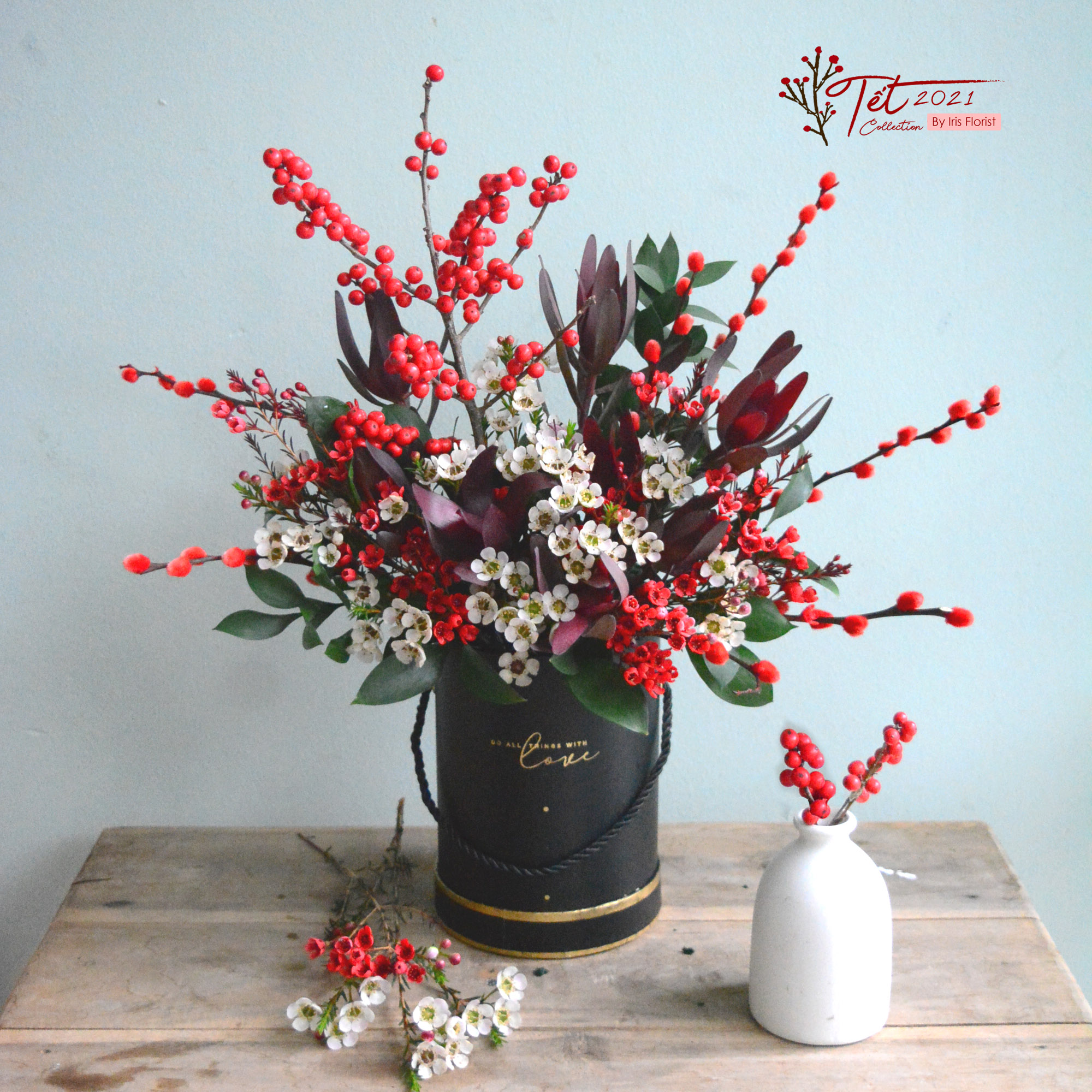 Hộp hoa Đào đông đỏ mix hoa Tết - Iris Florist